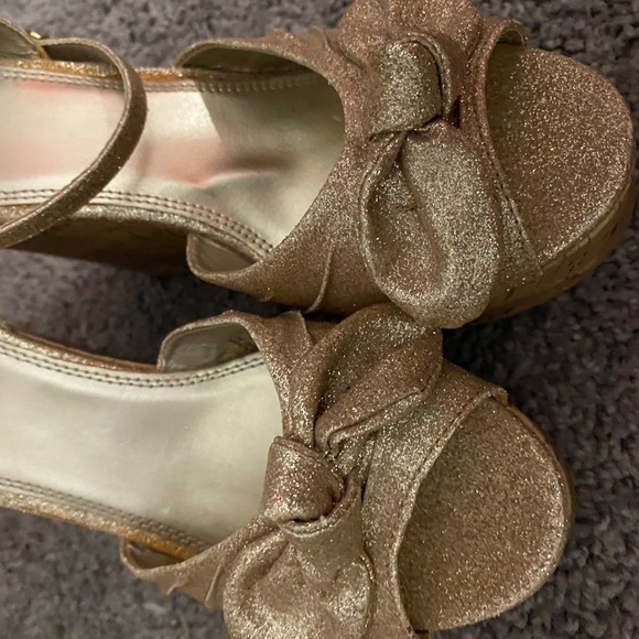 BARELY WORN sparkly high heel wedge shoes size 6-7 EXCELLENT CONDITION!!! - Picture 4 of 7